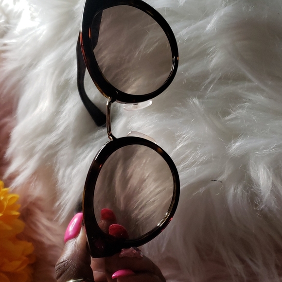 PRADA SHADES 😎 - Picture 4 of 7